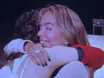 Rosalía invita a Karol G a su 'confesionario' en su concierto en California
 