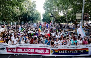 La manifestación del Orgullo 2026 arranca en un ambiente festivo y reivindicativo