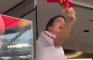 Rosalía, Bardem y Penélope Cruz bailan Despechá durante el partido de España contra Austria