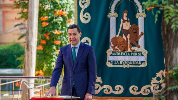 Arropado por Rajoy, Sáenz de Santamaría, Fátima Báñez, Zoido y Susana Díaz, lanza un mensaje que marca distancias frente a su socio Vox.