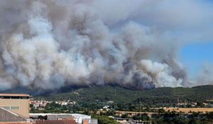 El incendio de Anoia quema 400 hectáreas y obliga a confinar a 33.000 personas
