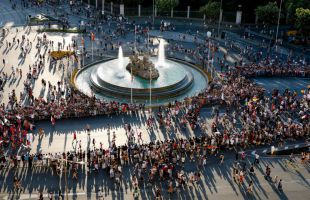 La manifestación del Orgullo 2026 se celebra en un ambiente festivo y reivindicativo