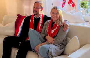 Mette-Marit reaparece tras el trasplante de pulmón para celebrar la 'histórica' victoria de Noruega