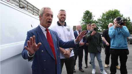 El líder populista británico Nigel Farage dimite como diputado tras las acusaciones por escándalos financieros