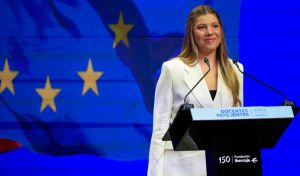 Primer discurso de la Infanta Sofía arropada por los Reyes y la Princesa Leonor