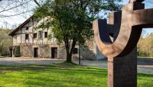 Dos detenidos por robar dos esculturas, una de Chillida, valoradas en 235.000 euros