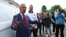 El líder populista británico Nigel Farage dimite como diputado tras las acusaciones por escándalos financieros