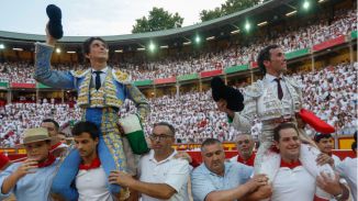 Roca Rey y David de Miranda a hombros en Pamplona, con orejas 'de plaza portátil'
 