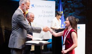 El Rey entrega un centenar de becas para cursar estudios de posgrado en el extranjero