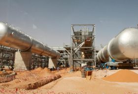 El brent cae casi un 2% hasta los 76 dólares por las tensiones en Oriente Medio