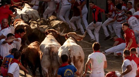 Un rápido tercer encierro con los Victoriano del Río deja un herido por asta