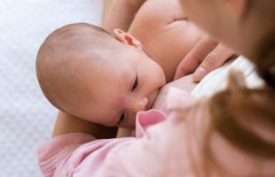 La lactancia materna mejora el sueño de los bebés