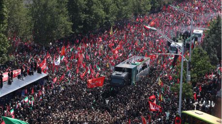 Irán da su último adiós a Jameneí con un multitudinario entierro en Mashad