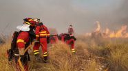 Más de 500 efectivos y cuatro helicópteros trabajan para extinguir las llamas en Almería