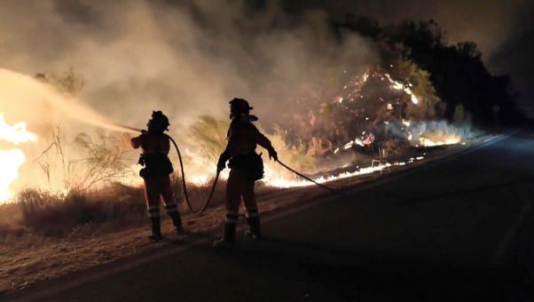 La humedad y el viento abren por primera vez 'una ventana de oportunidad' para el ataque directo contra el fuego.