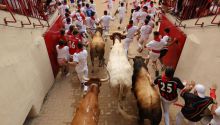 Tenso sexto encierro con toros de La Palmosilla que dejan un herido por asta