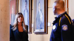 El juez da cinco días a Begoña Gómez para demostrar que solo viajó a Londres a la graduación de su hija