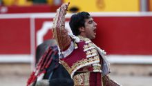 Siguen las orejas baratas en Pamplona, ahora de una voluminosa corrida de Miura