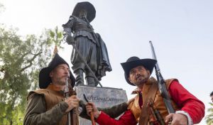 Pérez-Reverte homenajea a los tercios con una estatua de Alatriste en Cartagena