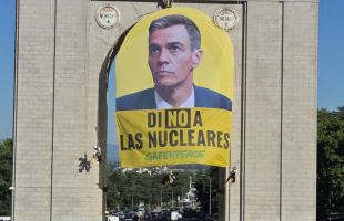 Greenpeace despliega una pancarta en Moncloa para exigir a Sánchez que cierre Almaraz