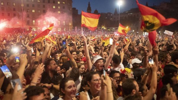Desde el País Vasco y Cataluña hasta Andalucía se han colocado pantallas gigantes para ver el trascendental partido de la selección nacional.