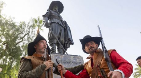 Pérez-Reverte homenajea a los tercios con una estatua de Alatriste en Cartagena