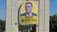 Greenpeace despliega una pancarta en Moncloa para exigir a Sánchez que cierre Almaraz