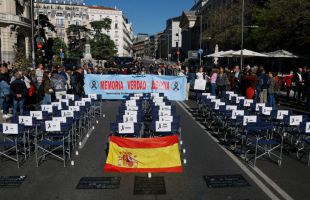 Las víctimas de Adamuz lamentan 'el desamparo y la parálisis' seis meses después del accidente: 'Nadie asume responsabilidades'