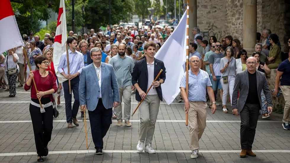200 alcaldes del PNV y Bildu reivindican su 'derecho a decidir' en el País Vasco