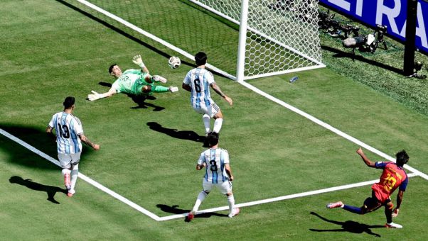 El equipo de De la Fuente es superior a Argentina y genera más peligro y ocasiones que la vigente campeona mundial, con un jugador menos.
 