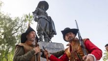 Pérez-Reverte homenajea a los tercios con una estatua de Alatriste en Cartagena