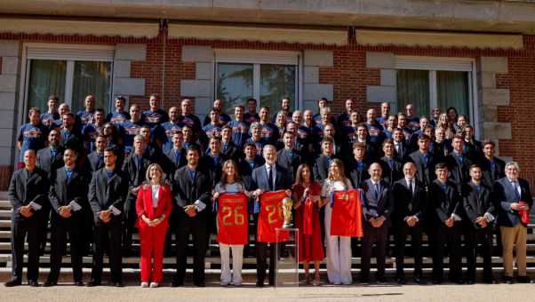 Felipe VI felicita a los jugadores de la selección por su 'triunfo épico' en el Mundial.