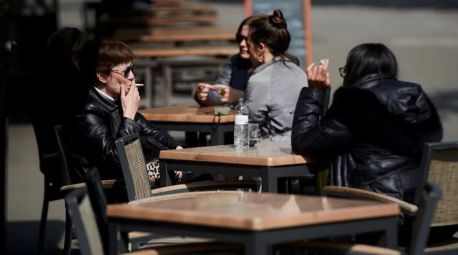 El Gobierno aprueba llevar al Congreso la prohibición de fumar en terrazas, playas y piscinas