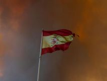 El incendio del oeste de Madrid avanza sin control hacia El Escorial: son ya 63.000 evacuados