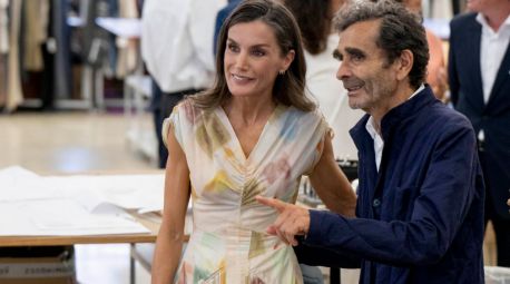 La Reina celebra los 50 años de Adolfo Domínguez con su tercer vestido en una semana