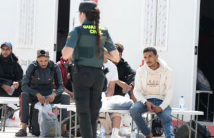Veinte magrebíes llegan a Gran Tarajal (Fuerteventura) en un 'pesquero patera'