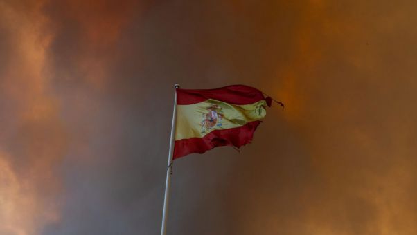 Ayuso asegura que el fuego está 'fuera de la capacidad de extinción' debido al viento y reclama la llegada de más medios aéreos.