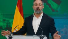 Abascal culpa al 'fanatismo climático y la corrupción' de los incendios: 'Sánchez es una plaga'