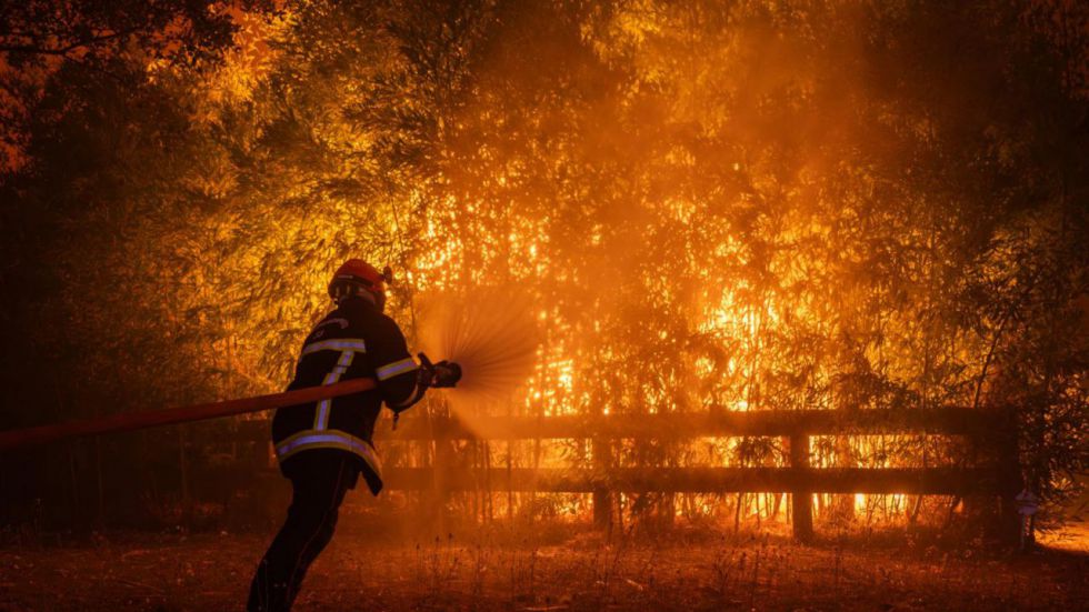 Francia se quema como nunca: 220.000 evacuados sólo en el incendio de Gironda