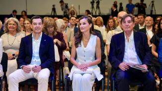 El Cervantes analiza los retos del español en una reunión que inaugurada por la Reina