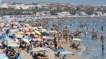 La campaña de verano impulsa el empleo: los ocupados crecen en 486.000 personas