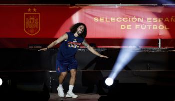 Marc Cucurella cumple su promesa y se tatúa a Luis de la Fuente tras ganar el Mundial
 