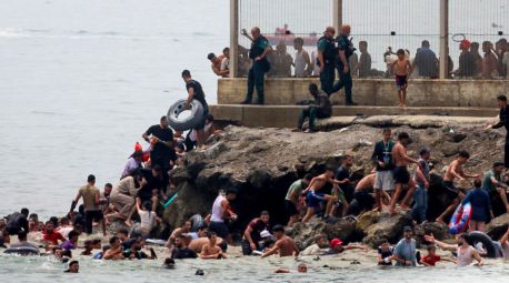 Bruselas ofrece al Gobierno desplegar el Frontex en Ceuta para hacer frente a la crisis migratoria