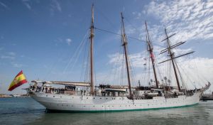 Una ceremonia de abrazos y alegría recibe en Cádiz al buque Juan Sebastián Elcano