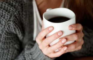 ¿Hasta cuántas tazas de café es seguro tomar al día?