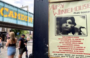 El padre de Amy Winehouse, condenado a pagar un millón de euros a amigas de la cantante