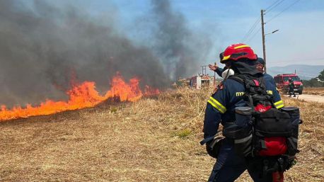 Las llamas amenazan Atenas: miles de bomberos luchan contra los incendios en toda Grecia