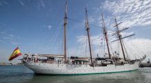 Una ceremonia de abrazos y alegría recibe en Cádiz al buque Juan Sebastián Elcano