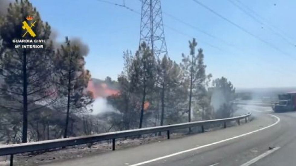 Incendio forestal en Grimaldo (Cáceres) tras arder un camión en la A-66