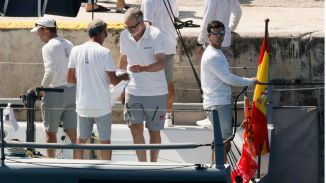 Felipe VI se estrena a bordo del Hispania, el nuevo velero de la Armada